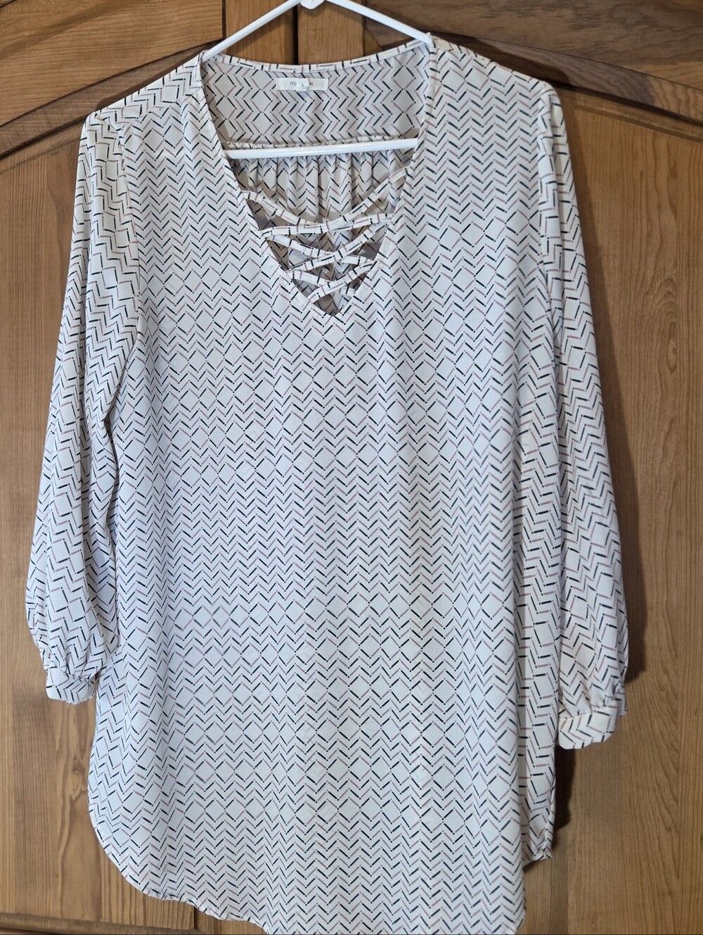 Women's Tunic Large Maurices Roll Tab Sleeve White w/Geometric Black V-Neck